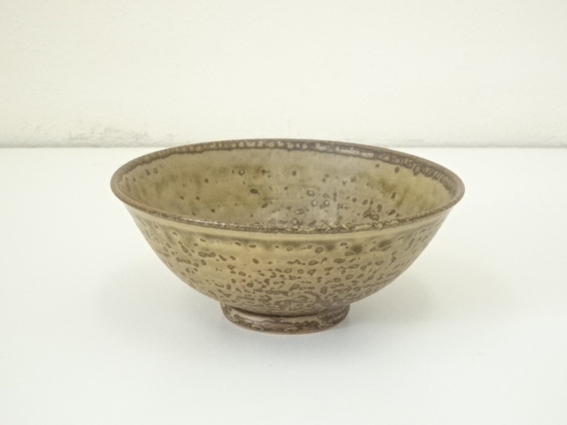 茶道具　河井寛次郎作　糖白釉　土賊文碗　仕覆付　共箱　M　R4957 茶道具 河井寛次郎作 糖白釉 土賊文碗 仕覆付 共箱